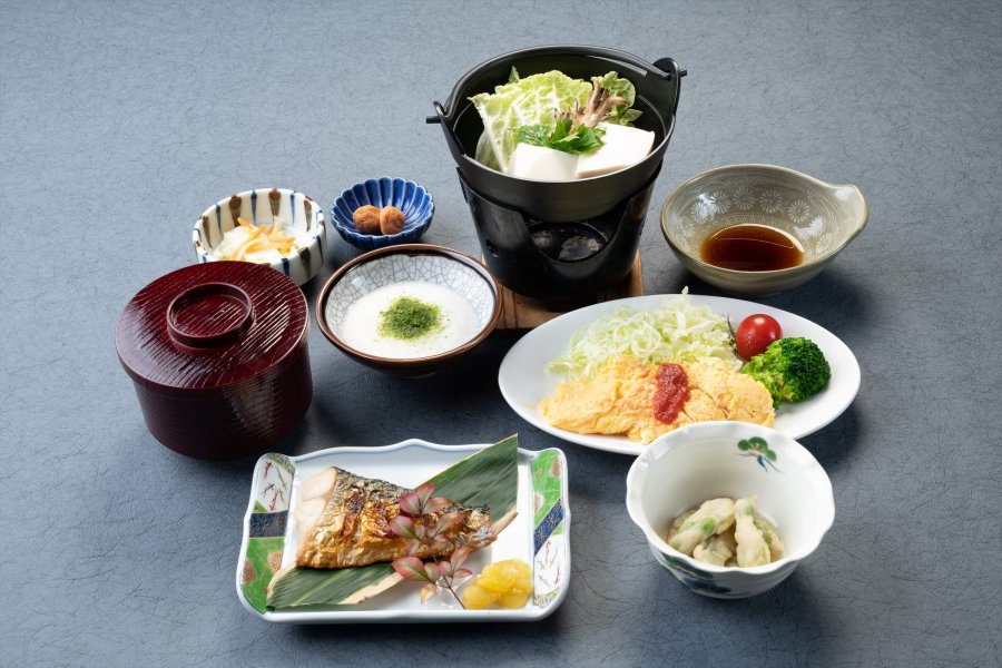 焼き魚や小鉢を取りそろえた川正旅館の朝食