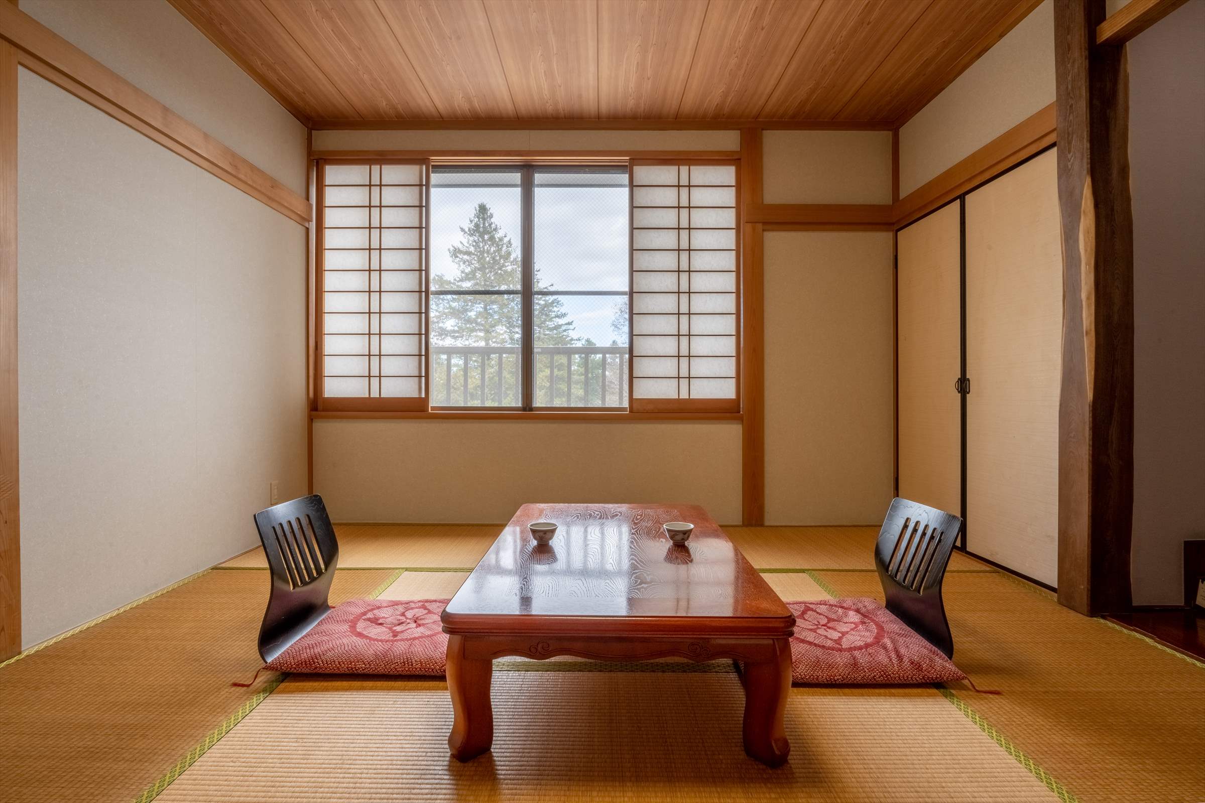 座卓を備えた川正旅館の和室