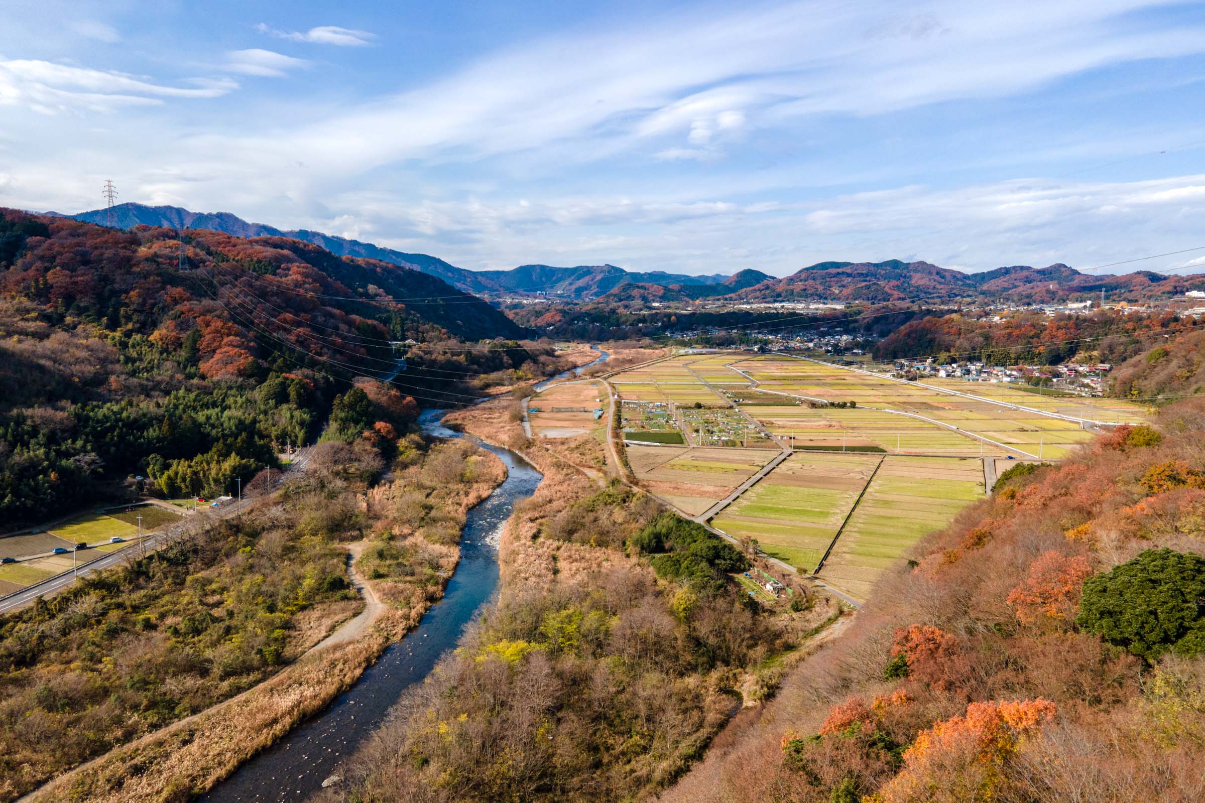丹沢山塊と中津川の里山風景